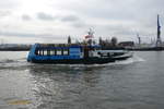 BLANKENESE (3) (ENI 05112080) am  28.1.2021, Hamburg, Elbe, Höhe Landungsbrücken  /

Einmann-Fährschiff / HADAG / Lüa 26,45 m, B 6,45 m, Tg 1,88 m / 1 Diesel, 585 kW, 797 PS,  1 Propeller, 11 kn, 1 Bugstrahlruder /  150 (1990 - 165) Pass., 12 Fahrräder / 1990 bei Grube, Oortkaten, Hamburg / 1994 hydr. Gangway / 1999 Lips Düse / 2004 Umbau (in Anlehnung an den Typ 2000) bei SSB, Oortkaten, , 200 Pass., 60 Fahrräder, 2. Bugstrahlruder /
