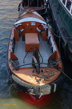 Blick in die offene FIETE am 22.2.2021, Hamburg, Elbe im Museumshafen Neumühlen / Ehem. Festmacherboot / Verdrängung: 8,5 t / Lüa 8,1 m, B 2,5 m, Tg 1,28 m / 1 DAF-Diesel, 77 kW (105 PS) / gebaut 1960 bei H. Zehbe, HH-Wilhelmsburg / in Privatbesitz /