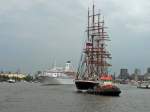Vorne die  Sedow  ist das größte noch segelnde traditionelle Segelschiff der Welt da hinter die  ASTOR  bei den  Hamburger Cruise Days 2008 