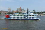 LOUISIANA STAR (ENI 05803860) am 16.7.2021 Hamburg, Elbe, Höhe Landungsbrücken /

Binnenfahrgastschiff / Lüa. 56,0m, B 11,6m, Tg. 1,85m / 2 Diesel, ges. 768 kW, 1045 PS, 2 Schottel SRP 200 / 500 Pers. / 1998 bei Deutsche Binnenwerften GmbH, Tangermünde / Taufe am 6.5.1999 / 
