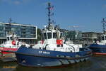 ZP BEAR (IMO 9701982) am 30.10.2019, jetzt mit dem blauen Rumpf der Boluda-Group, Hamburg, Elbe Schlepperponton Neumühlen /

Schlepper / Damen ATD 2412 /  BRZ 299  / Lüa 24,74m, B 12,63 m, Tg 6,45 m / 2 Caterpillar-Diesel, C4.4 DITA,  ges. 4200 kW, 5712 PS, 12 kn, Pfahlzug 70 t / 2015 gebaut, Flagge: Malta, Heimathafen: Valetta /
