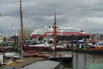 Hamburg am 16.10.2021: Blick vom Bremer Kai (Hafenmuseum) über den Hansahafen, im Vordergrund Museumsschiffe in der Mitte Arbeitsschiffe und im Hintergrund das norwegische Kreuzfahrtschiff ROALD