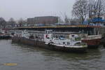 OEHLFAHRER (H 20332) am 17.12.2021, Hamburg, Elbe, im Fährkanal am Prüsse-Ponton / Foto bei sehr diesigem Wetter von einer HADAG-Fähre /  früherer Name: KRÜCKAU /  TMS,