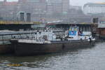 OEHLFAHRER (H 20332) am 17.12.2021, Hamburg, Elbe, im Fährkanal am Prüsse-Ponton / Foto bei sehr diesigem Wetter von einer HADAG-Fähre /
früherer Name: KRÜCKAU /
TMS, Entsorgungsschiff / Lüa 35 m / Eckelmann, Hamburg / 1961 gebaut bei Scheel & Jöhnk, HH-Harburg / 
