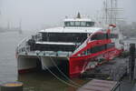 HALUNDER JET (2) (IMO 9825295) am 17.12.2021, Hamburg, Elbe, Liegeplatz Johannisbollwerk / am Rumpf sind noch die Farbschäden aus der vergangenen Saison zu sehen /

Seebäderschiff (Katamaran) / BRZ  1.231 / Lüa 56,4 m, B 14 m, Tg 2,5 m / 4 Diesel, MTU 16V4000M63L, ges. 8.960 kW (12.182 PS), 4 × Rolls-Royce KaMeWa 71 Wasserstrahlantrieb, 35 kn / 680 Pass. / gebaut 2017/18 bei  Austal Philippines /  Eigner: Larouzio Shipping Co., Reederei: FRS Helgoline GmbH & Co. KG , Flagge: Zypern, Heimathafen: Limassol / 
