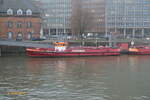 OBERSPRITZENMEISTER REPSOLD (ENI 05109880) am „nieselregnerischen“  17.12.2021, Hamburg, Elbe im Niederhafen/Kehrwiederspitze, Liegeplatz der BF Innenstadt,  /

Feuerlösch- und Ambulanzboot der Berufs-Feuerwehr Hamburg; Funkname. Florian Hamburg 35 LAB /  Lüa 28,58 m, B 5,64 m, Tg 1,75 m / 1 MTU-Diesel, 552 kW (750 PS) , 13 kn / Feuerlöschpumpe: 12.000 l/min, Wasserwerfer: hydraulisch ausfahrbarer Wasser- und Schaumwerfer, 5200 l/min / absenkbares Steuerhaus / gebaut 1985 bei Heinrich Grube, HH-Oortkaten /
