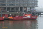 BRANDDIREKTOR KRÜGER (ENI 05108700) am „nieselregnerischen“  17.12.2021, Hamburg, Elbe im Niederhafen/Kehrwiederspitze, Liegeplatz der BF Innenstadt,  /     Löschboot  der