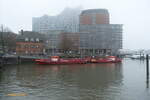 OBERSPRITZENMEISTER REPSOLD (ENI 05109880) + BRANDDIREKTOR KRÜGER (ENI 05108700) am „nieselregnerischen“  17.12.2021, Hamburg, Elbe im Niederhafen/Kehrwiederspitze, Liegeplatz der BF Innenstadt,  /
