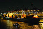 Containerschiff am Abend des 07.02.2022 im Hafen von Hamburg