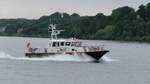 Das Lotsenboot PILOT fährt am 29.07.2017 elbaufwärts in Höhe der Lotsenstation am Bubendey-Ufer.