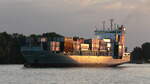 Das Feederschiff  Bjorg  läuft am 29.07.2017 in der Abendsonne in den Hamburger Hafen ein.