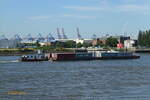 SCH 2414 (ENI 05602730) am 9.8.2022 zwei Containerbargen schiebend, Hamburg, Elbe Höhe Landungsbrücken /  Kanalschubschiff Typ 300 (KSS 24) / Lüa 16,5 m, B 8,15 m, Tg 1,57 m / 1 Diesel,