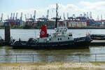 VB SATURNUS (IMO  7719052) am 9.8.2022, Hamburg, Elbe, Schlepperponton Neumühlen / 
ex SATURNUS (2009-2022) ex BUGSIER 8 (4) (1978-2009)
Schottelschlepper / BRZ 189 / Lüa 26,06 m, B 8,84 m, Tg 4,7 m / 2 Diesel, Deutz SBA 6M 528, ges. 1280 kW (1740 PS), 12 kn, 2 Schottel SRP503/505, Pfahlzug 32 t / gebaut 1978 bei Max Sieghold – Bremerhaven / an Bugsier Hamburg / 2009 an Pollux Tug BV verkauft, Manager Sleepdienst B. Iskes & Zoon B.V. / 2021 an Boluda, 2022 VB SATURNUS / Flagge: NL, Heimathafen, IJmuiden /
