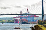 Blick auf das Container-Terminal Altenwerder und die Köhlbrandbrücke im Hafen von Hamburg am 02.09.2022