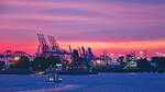 06.15 Uhr, kurz vor Sonnenaufgang am 07.09.2022 im Hafen von Hamburg.