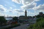 Hamburg am 9.8.2022: Blick vom U-Bahnhof auf die Landungsbrücken /