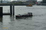 LÜTTE DEERN (ENI 05103260) Kunstschiff, am 29.10.2022, Hamburg, Elbe / Wendmanöver vom Hauptfahrwasser zum Liegeplatz Innenkante Landungsbrücken /  Ex-Name: CLARA /  Rundfahrt-Barkasse