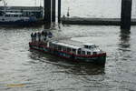 LÜTTE DEERN (ENI 05103260) Kunstschiff, am 29.10.2022, Hamburg, Elbe / Wendmanöver vom Hauptfahrwasser zum Liegeplatz Innenkante Landungsbrücken /
Ex-Name: CLARA /
Rundfahrt-Barkasse /  Maße nach Umbau 2014 nicht bekannt / 1 Diesel, 124 kW (168 PS) / zugel. 85 Fahrgäste / gebaut 1930 bei Poew & Ridder, Hamburg / 2014 Umbau zur sinksicheren Barkasse bei Feltz-Werft HH-Finkenwerder /
