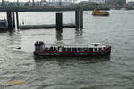 LÜTTE DEERN (ENI 05103260) Kunstschiff, am 29.10.2022, Hamburg, Elbe / Wendmanöver vom Hauptfahrwasser zum Liegeplatz Innenkante Landungsbrücken /  Ex-Name: CLARA /  Rundfahrt-Barkasse