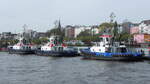 Schlepper im Hamburger Hafen am 23.10.22.  Schlepper sind die Kraftprotze, die große Frachtschiffe beim Manövrieren im Hafen unterstützen.  So schreibt es die Internet Seite  Hamburg.de .