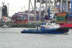 Der Schlepper  FAIRPLAY 38 , IMO 9429560, der FAIRPLAY TOWAGE GROUP, eines der führenden Schleppunternehmen Europas, am 25.10.22 vor dem Athabaskakai im Hamburger Hafen. Im Hintergrund links das Lotsenboot  LOTSE 3 .