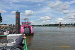 Hamburg am 9.8.2022: Blick von einem Hafen-Fährschiff im Köhlfleet auf den HADAG-Fähranleger Finkenwerder mit dem Schiff nach Teufelsbrück, die Elbe, nach Övelgönne und