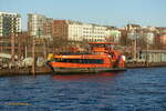 KEHRWIEDER (ENI 04813370) (H 6082) am 17.12.2022, Hamburg, Elbe, am HADAG Betriebshof St. Pauli /
Hafenfähre, HADAG Typ 2020 / Lüa 29,5 m, B 8,4 m, Tg 1,75 m / Antriebsanlage: 2 Diesel Scania Di13 070 M, 370 kW (503 PS), 1 Siemens-EcoProp Hybrid-Antriebssystem (Variante mit Pella Sietas-optimiertem Propellerantrieb, 2x 225 kW (306 PS) Propulsionsleistung) / 2 konventionelle Wellen mit je 2 E-Fahrmotoren, 2 Schaffran-Festpropeller, 12 kn / vorn und hinten je ein Querstrahlruder á 80 kW (110 PS)  / gebaut 2018 bei Pella-Sietas-Werft in Hamburg-Neuenfelde als Typ 190 mit der Bau-Nr. 1315
