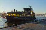 ÖVELGÖNNE (2)  (ENI 048 04520) am 17.12.2022, Hamburg, Elbe, an den Landungsbrücken anlegend  /  Einmann-Fährschiff Typ 2000 / HADAG / Lüa 29,94 m, B 8,15 m, Tg 1,7 m / 2