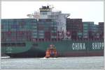 Auf der Elbe vor Neumhlen.Der Containerriese  XIN YA ZHOU ,L 335m,B 43m,in seinem Schatten die Elbfhre  Tollerort ,L 29,95m,B 8,15m, am 09.09.2008.