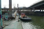 Hamburg am 27.2.2023: Teil einer Pontonanlage im Travehafen, darüber die Zufahrt zur Köhlbrandbrücke /