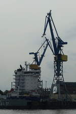 Hamburg am 30.8.2023: Blohm+Voss Schwimmdock ELBE 17 mit den Dockkränen und dem darin liegenden Feederschiff ESCAPE (IMO 9491501) /
