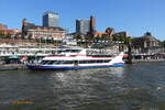 SOLAR  (ENI 4306580) am 15.9.2023, Hamburg, Elbe an den Landungsbrücken /

ex-Name WARSTEINER SOLAR  

Fahrgastbinnenschiff / Lüa 40,15 m, B 8,55 m, Tg 1,11 m / 2 Diesel, ges. 820 PS / 200 Fahrgäste / 1989 bei De Hoop, Lobith/NL, 2022 modernisiert, jetzt 299 Fahrgäste / Eigner: Kapitän Prüsse Schifffahrtsgesellschaft mbH, Hamburg /
