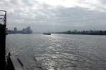 Hamburg am 16.9.2024, Blick elbaufwärts von einer HADAG-Fähre an einem diesigen Morgen /