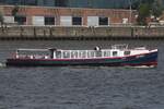 Hafenbarkasse Peter II am Fuße der Elbphilharmonie im Hamburger Hafen. Aufnahmedatum:  11.06.2025
