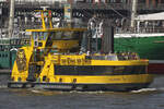 Hadag-Hafenfähre TOLLERORT (ENI 04805060) am 13.06.2025 im Hafen von Hamburg vor den St.Pauli Landungsbrücken. Im Hintergrund die Rickmer Rickmers.