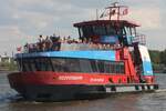 Hadag-Hafenfähre REEPERBAHN (ENI 051 17160) am 20.05.2025 im Hafen von Hamburg unweit des Anlegers Finkenwerder.