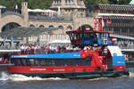 REEPERBAHN (2) (ENI 051 17160) am 10.6.2015, Hamburg, Elbe,  vor den St.-Pauli Landungsbrücken / Einmann-Fährschiff Typ 2000 / HADAG / Lüa 29,97 m, B 8,06 m, Tg 1,5 m / 2 Diesel, 2