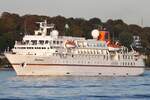 Kreuzfahrtschiff BREMEN; Eigner/Betreiber: Hapag-Lloyd Expedition Cruises; Aufnahmeort: Elbe/Hafen Hamburg, Deutschland; Datum: 28.09.2011; Info: (IMO 8907424)/ BRZ 6752 / Lüa 111,51 m, B 17,0 m, Tg 4,8 m / 2 Diesel, Daihatsu, 4854 kW, 16 kn / 164 Pass. / Reederei: Hapag-Lloyd Kreuzfahrten / 1990 bei Mitsubishi, Kobe, Japan / ex FROTIER SPIRIT. Das Bild zeigt die Bremen beim Auslaufen oberhalb Finkenwerder.