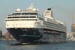Kreuzfahrtschiff MEIN SCHIFF; Eigner/Betreiber: TUI-Cruises; Aufnahmeort: Elbe/Hafen Hamburg, Deutschland; Datum: 21.05.2010; Info: IMO 9106297, ex GALAXY. Das Bild zeigt die MEIN SCHIFF beim Auslaufen auf Höhe der Überseebrücke. 