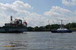 Schleppverbindung zwischen ANNE SOFIE  (IMO 9376490) und Schlepper FAIRPLAY 95 (IMO 9964041), am 14.7.2025, Hamburg, Elbe Höhe Landungsbrücken /
Mehrzweckschiff (Sietas Typ 176) / GT 12.950 t / Lüa 159,8 m, B 24,34 m, Tg 9,09 m / 1 Diesel, MAN B&W, 12.600 kW, (17.131 PS)  20 kn / 2 Kräne á 700 t, 1 Kran á 350 t Tragfähigkeit / gebaut 2008 bei J.J. Sietas KG Schiffswerft, Hamburg, Deutschland / Eigner: HLL Heavy Lift + Load Project GmbH + Co. KG, Steinkirchen, D, Betreiber: Schiffahrtskontor Altes Land (SAL), Steinkirchen, D,  Flagge: D, Heimathafen: Hamburg /
