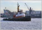 Der Hafenschlepper  MONSUN  im Eis im Hamburger Hafen am 11.01.09