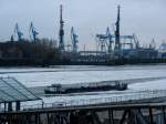 JETTE auf der Treibeis fhrenden Elbe in Hamburg St. Pauli Landungsbrcken vor DOCK ELBE 17 von BLOHM + VOSS, am spten Nachmittag des 16.01.2009
