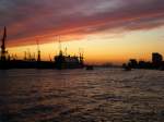 Der Hamburger Hafen bei Sonnenuntergang.