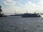 Der Schaufelraddampfer Lousianna auf der Elbe nahe der Anlegestelle Hamburg-Altona Fischmarkt.