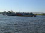 Ein Containerschiff auf der Elbe nahe der Anlegestelle Hamburg-Blankenese.