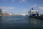 Der Blick vom Kieler Kleinboothafen in Richtung Vrde. Rechts steht die Kronprinz Harald, im Hintergrund die Stena Scandinavica.
