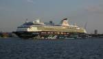 Die 1997 erbaute 262 m lange Mein Schiff 2 (bis 2011 Celibrity Mercury) beim Auslaufen aus Kiel am 1.8.2014