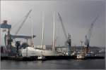 Am 18.09.2015 konnte ich in Kiel einen Blick auf den auergewhnlichen Segelschiffneubau unter dem Projektnamen WHITE PEARL werfen. Die Segelyacht wird mit ca. 140 m Lnge deutlich lnger als das derzeit lngste Segelschiff, die SEDOV, mit 117 m Lnge. Die Masten des Neubaus sind ca. 90 m hoch.