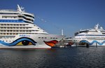 Kussmundtreffen in Kiel, AIDAluna und AIDAvita liegen am Ostseekai.