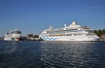 Kussmundtreffen in Kiel, AIDAluna und AIDAvita liegen Bug an Bug in Kiel. AIDAluna wird die Landeshauptstadt am Abend des 7.5.2016 in Richtung Oslo verlassen. Zeitgleich wird AIDAvita zu einer 14-tägigen Ostsee-Reise aufbrechen, ihr erster Hafen ist Visby auf Gotland. 

AIDAvita:

Werft: Aker MTW Wismar
Indienststellung: 2002
Länge: 203m
Breite: 28m
Tiefgang: 6,4m
Leistung: 37.457PS
Geschwindigkeit: 21kn
Gästekabinen: 633
Besatzung: 389

AIDAluna:

Werft: Meyer Werft GmbH, Papenburg
Indienststellung: 2009
Länge: 252m
Breite: 32m
Tiefgang: 7,3m
Leistung: 48.946PS
Geschwindigkeit: 21kn
Gästekabinen: 1.025
Besatzung: 607 

